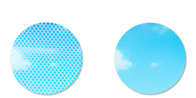 TV用拡張クリアパネル越しにテレビを見る赤ちゃん
